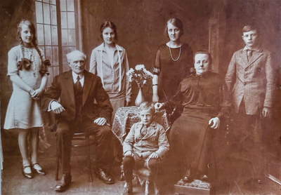 CNdG-0003 Familiefoto van de Monnickendammer familie Sta van Uiter en hun twee thuishalers de gebr. Kroonenburg, ...